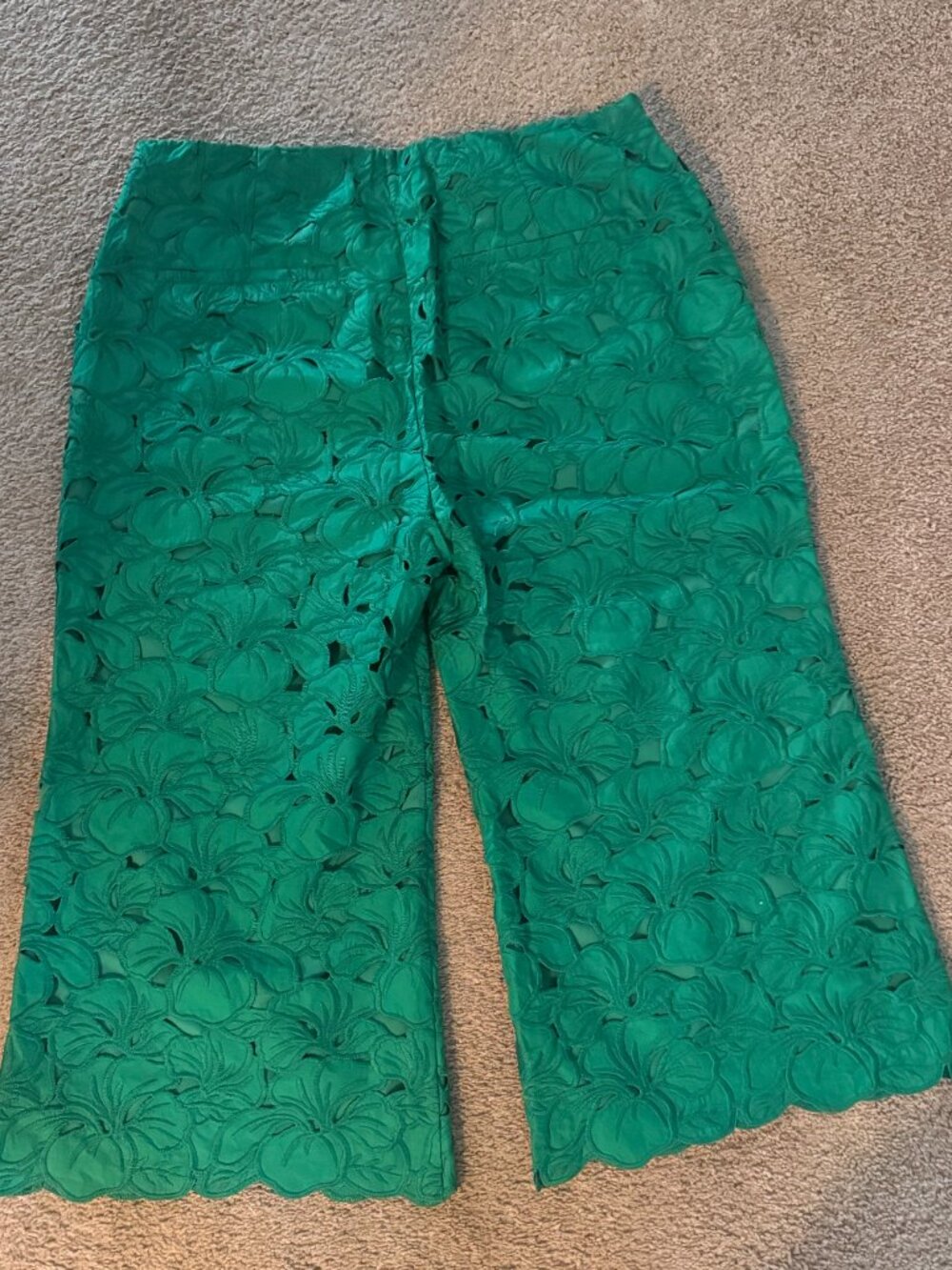 LADIES TUCKERNUCK- KELLY GREEN EMBROIDERED CROPPED PANTS